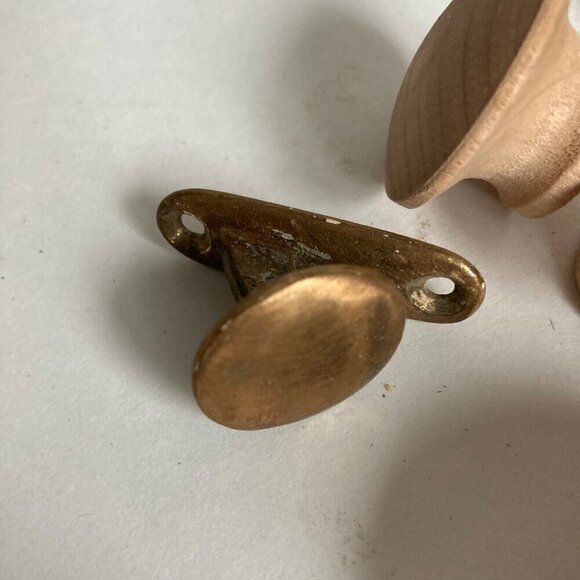 Lot 7 Vintage Drawer Knobs Dresser Pulls Wood Metal - Picture 3 of 6